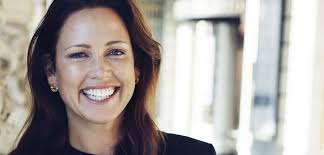 Mikaela Bley tar oss med bak den svenske overklassens falske fasader