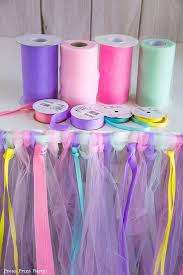 No Sew Tulle Table Skirt Tutorial W Ribbons Easy Press Print Party En 2020 Ideas De Fiesta Unicornio Decoraciones De Fiesta De Unicornio Decoracion Unicornio Cumpleanos
