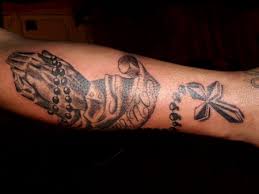 Jeden tag werden tausende neue, hochwertige bilder hinzugefügt. Viva20 Betende Hande Mit Rosenkranz Tattoos Von Tattoo Bewertung De