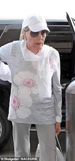 Talking to ew, blunt has revealed what the original mary poppins thought about her taking over that umbrella in rob marshall's mary poppins returns, currently set for. How Julie Andrews Waved Chim Chim Cheerio To 1million In Snub To The New Mary Poppins Daily Mail Online