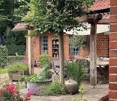 Das Terrassendach Aus Alten Holzbalken War Die Beste Investition Uberhaupt Im Garten Bei Katinkaa Mediterrane Gartengestaltung Bauernhof Garten Terrassendach