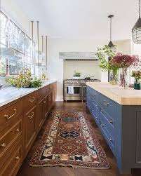 Floating Glass Upper Cabinets Break The Mold Keep This Eclectic Kitchen Connected To The Outdoors Ho Interior Design Kitchen Kitchen Trends Eclectic Kitchen