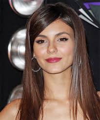 Victoria justice loose wavy side bang hairstyles with long earrings, victoria justice short hair, did victoria justice cut her hair, zoey 101 hair, victoria justice makeup, victoria justice hair products. 18 Victoria Justice Hairstyles Hair Cuts And Colors