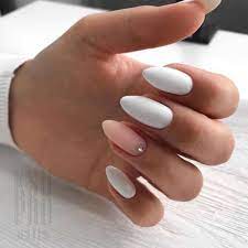 Te mostramos los mejores diseños para que vayas a cambiar el look de tus manos lo antes posible. Unas Blancas Decoradas Disenos Y Combinaciones Tendencia Manicura De Unas Unas Postizas De Gel Unas Blancas