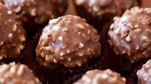 La Recette Facile Des Ferrero Rocher Mieux Que Chez L Ambassadeur Recette Recette Ferrero Rocher Recette Recette Chocolat