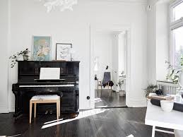 I Like The Dark Floor In This Old Apartment With Decorated Ceilings And Big Windows It Gives The Place Some Dept Brown Living Room Piano Decor Rustic Flooring