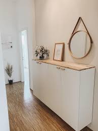 Flur einrichten deko flur spiegel mit rahmen aus holz kerzen garderobe flur haus wohnzimmer flur einrichten einrichten und wohnen ikea garderoben ideen. Unser Aufgeraumter Flur Flur Ikeahack Dekoidee Innenarchitektur Wohnzimmer Dekor Flur Design
