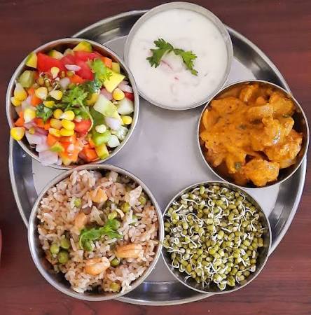 Balanced meal plate with fiber-rich salad and curries