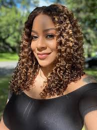 Effortlessly chic indoors or outdoors, this Honey Blonde Curly hair is your  go-to for a stunning look anywhere! 💖 Hair: Honey Blonde Highlight Kinky  Curly Glueless 5x5 Closure HD Lace Wig Breathable