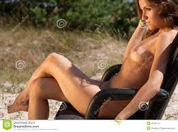 Schöne Nackte Frau, Die Auf Einem Stuhl Sitzt Stockfoto - Bild von nave,  sand: 29585170