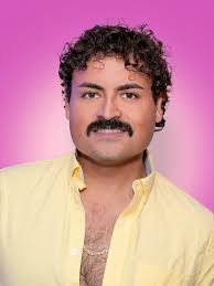 Every time I tell someone I'm doing a live performance they always ask what  my drag name is 😂 like what? Just because I'm gay it doesn't mean I'm a  drag queen.