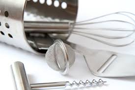 Con los utensilios de cocina puedes pelar, rallar, gratinar, prensar, puedes hacer infinidad de cosas en tu cocina siempre y cuando cuentes con los utensilios de cocina adecuados. Estos Son Los Quince Utensilios Que No Pueden Faltar En Una Cocina Los Tienes Todos