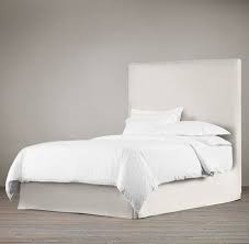 https media restorationhardware com ir render rhir prod2430014 wid 461 src rhir perennialstexturedlinenweave natur en 2020 lit chambre parentale housses jupes de lit