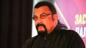 聘请: 男女招待数位，佣金另计。 收银员。 酒保。 有意者请联络: 0167133373 欢迎加入我们的团队