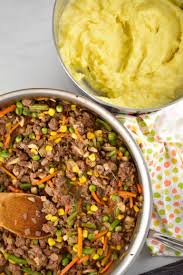 A deeply savoury lamb and vegetable filling topped with creamy mashed potato and a. Traditional Shepherd S Pie Recipe 6 Points Laaloosh