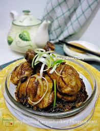 Ayam goreng populer karena kelezatannya dan dapat dimakan baik baru dimasak maupun sudah dingin sebagai makanan piknik atau makanan ringan. Citra S Home Diary Ayam Goreng Mentega Spiced Butter Fried Chicken