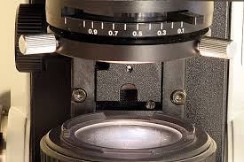 The two lenses to the right of the light source are the condenser. Working With The Condenser Aperture Diaphragm Microbehunter Microscopy