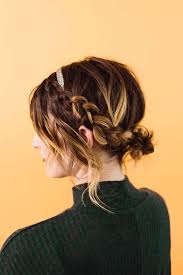 Chignon sur cheveux mi longs : 1001 Idees Et Tutoriels Pour Faire Un Chignon Boheme Chic Chignons Boheme Chic Coiffure Facile Coiffure Avec Headband