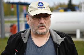 Livet er gået i stå. Du sidder alene foran 'Vild med dans'. Pludselig  ringer telefonen. Vil du med en tur til Ukraine i morgen?