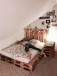 Pour construire ce type de lit, les concepteurs démontent l'ensemble des palettes pour créer un lit au. Lits En Palette Bricolage Palette Eclairee Sur 10 Palettes Lit En Palette Idees De Lit Diy Deco Chambre