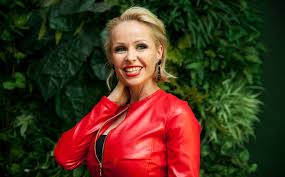 Köllő babett alig várja, hogy 11 éves lánya is megkaphassa a vakcinát. Velvet Gumicukor Kollo Babett Az Egeszsege Erdekeben Valt Nagyobb Kosarmeretre