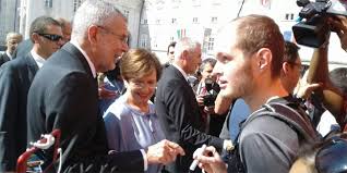 Spö zeigt kanzler und minister als schwules paar. Kurz Freundin Mit Wow Auftritt Bei Den Festspielen