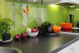 Küchenrückwände jetzt bei hornbach kaufen. Kuche Ruckwandgestaltung Glas Spritzschutz Grune Farbe Kitchen Wall Design Kitchen Colors Kitchen Remodel