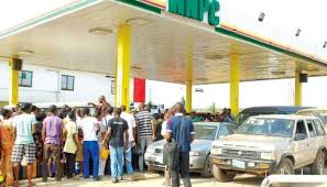 Fuel queues at a petrol station. Lrls4ezmcz3jqm