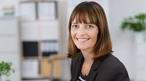 Go for simple soft curls and not compact ones to look too chunky when paired with your long neck. Hairstyle And Hair Length To Minimize A Long Neck And Face