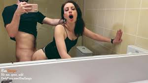 Туалетный секс на вписке с жадной вафлисткой в чулках