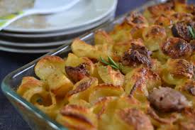 La salsiccia con patate al forno è un piatto rustico e succulento che si prepara in poco tempo. Pasta Patate E Salsicce Al Forno Piatto Unico