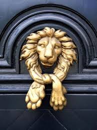 A Different Take On A Lion Door Knocker Doorknockers Dvernye Ruchki Dvernye Molotki Ruchka Dveri