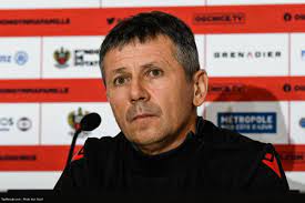 Adrian dante ursea (14 eylül 1967 doğumlu) romen profesyonel futbol yönetici ve eski oyuncu. Nice Les Premiers Mots D Adrian Ursea