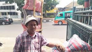 Definisi/arti kata 'bantal' di kamus besar bahasa indonesia (kbbi) adalah n alas kepala, alas duduk, sandaran punggung, dan sebagainya yang dijahit seperti karu. Kisah Kakek Udin Penjual Bantal Kapuk Keliling Pakai Sepeda Bekas Sehari Bisa Tak Ada Yang Beli Tribun Cirebon