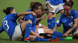 Laura giuliani indossa la maglia numero 1 delle azzurre e tra i pali è un vero portento. Tutti Pazzi Per Laura Giuliani L Esempio Che Il Migliore Attacco E La Difesa Eurosport