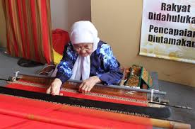 Pengangkutan tradisional seperti beca, kereta lembu dan perahu. Kraftangan Malaysia Adiguru