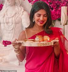 Priyanka chopra jonas may already be on the 100 most powerful women list but she's unrelenting in her search for priyanka chopra. Priyanka Chopra Und Nick Jonas Kuscheln Sich Mit Diyas Wahrend Sie In London Diwali Feiern Aktuelle Boulevard Nachrichten Und Fotogalerien Zu Stars Sternchen