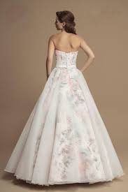 Das brautkleid oder hochzeitskleid wird von der braut zur hochzeitszeremonie getragen. Langes Brautkleid Mit Blumen Muster Rosa Bunt Kleiderfreuden
