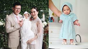 Selanjutnya, shandy mengunggah foto dirinya bersama sang suami, david herbowo yang sedang menggendong bayi mungil nan cantik. Rayakan 9 Tahun Pernikahan Dan Claire Berusia 10 Bulan Shandy Aulia Hadiah Terindah Kami Tribunnews Com Mobile