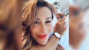 En un principio, se pensó que la cantante había decidido desaparecer de sus espacios, ya que así como es una mujer que se gana el corazón de sus. Ninel Conde Arranca 2021 Con Foto De Sus Pies Y Hablando De Embarazo Famosos Univision