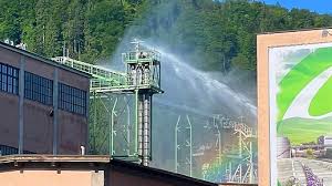 Nach dem austritt von schwefeldioxid in den morgenstunden wurden anwohner in hallein aufgerufen, in innenräumen zu bleiben sowie fenster und türen zu schließen. Doutbot5ykqdvm