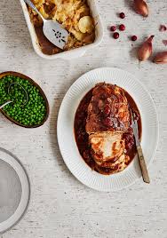Roti De Dinde Sauce Aux Echalotes Au Vin Rouge Et Aux Canneberges Food Confort Food Recipes