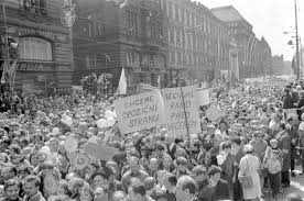 Jedná se o stručnou česky psanou publikaci k počátkům reformního socialismu v československu v roce 1968. 50 Let Od Prazskeho Jara Lide Mysleli Ze Zmeny Jsou Tu Natrvalo Rika Historik V Ulicich To Zilo Blesk Cz