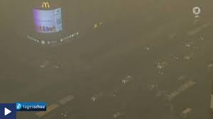 Smog, a combination of smoke and fog, is a type of severe air pollution that affects visibility. Peking Erstickt Im Smog Infosperber