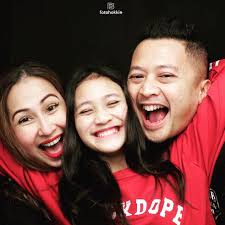 Wynne prakusya, deswita maharani, dan riafinola ifani sari personel grup band ab three, adalah deretan nama yang pernah dekat dengan taufik. 10 Potret Kebersamaan Keluarga Deswita Maharani Jalani 7 Tahun Rumah Tangga Anak Bungsunya Mencuri Perhatian
