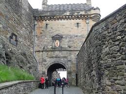 It was built in medieval times as a fortress and has been expanded over the centuries to become the iconic. Edinburgh Castle Altstadt Und Schottisches Parlament Travelmjn