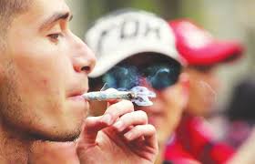 Wife runs over her husband Mujer atropello a su esposo Arrestado por traer  una pistola y drogas Estudiantes universitarios son m