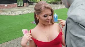 Human statue fucks a beautiful slut in a public park - SexVid.xxx