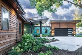 Some gardeners like smaller, more shredded straw pieces while others prefer larger straws. 75 Beautiful Mulch Landscaping Pictures Ideas July 2021 Houzz