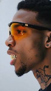 PROMPT: Retrato cinematográfico hiperrealista de un joven deportista/modelo  urbano de piel negra en perfil estricto, formato vertical 9:16, sobre fondo  de estudio limpio en gris/blanco muy suave. ...